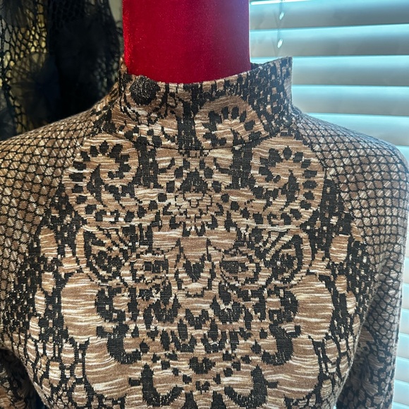 Free People - Brown and Black Bell sleeve dress boho print - size Medium - Picture 8 of 16